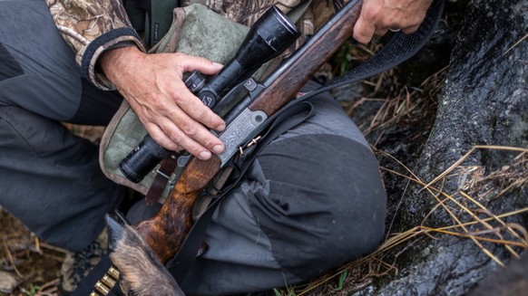 Im Tessin starb ein 51-jähriger Jäger durch einen Schuss, den ein anderer Jäger abgefeuert hatte. (Symbolbild)