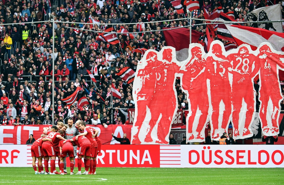 Fussball, 2. Bundesliga, Deutschland, Herren, Saison 2022/2023, 26. Spieltag, Merkur-Spiel-Arena Düsseldorf, Fortuna Düsseldorf - Hamburger SV 2:2 Fortunas Startelf vor der Choreografie derFortuna Fan ...