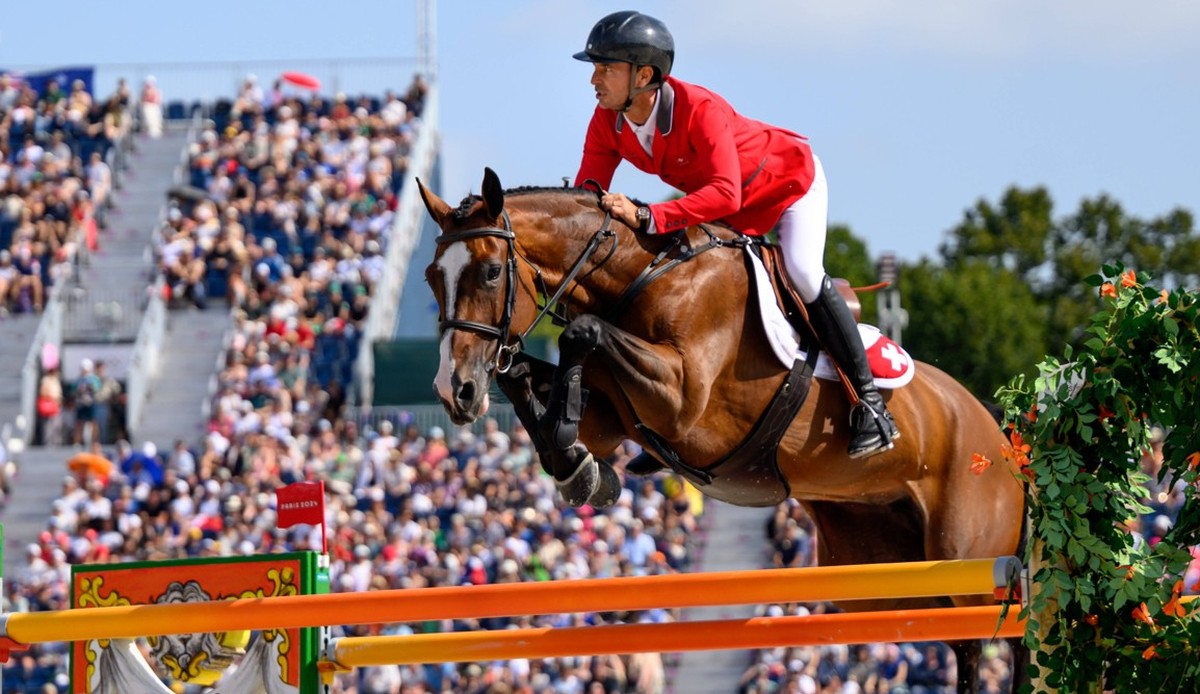240801 Steve Guerdat of Switzerland on horse Dynamix de Belheme competes in equestrian jumping team qualifier during day 6 of the Paris 2024 Olympic Games, Olympische Spiele, Olympia, OS on August 1,  ...