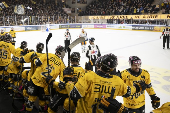 Die SPieler an der Bande gratulieren Marco Pedretti (HCA), rechts, zu seinem Tor zum 1:1 im Qualifikationsspiel der Eishockey National League zwischen dem HC Ajoie und dem EV Zug in der Raiffeisen Are ...