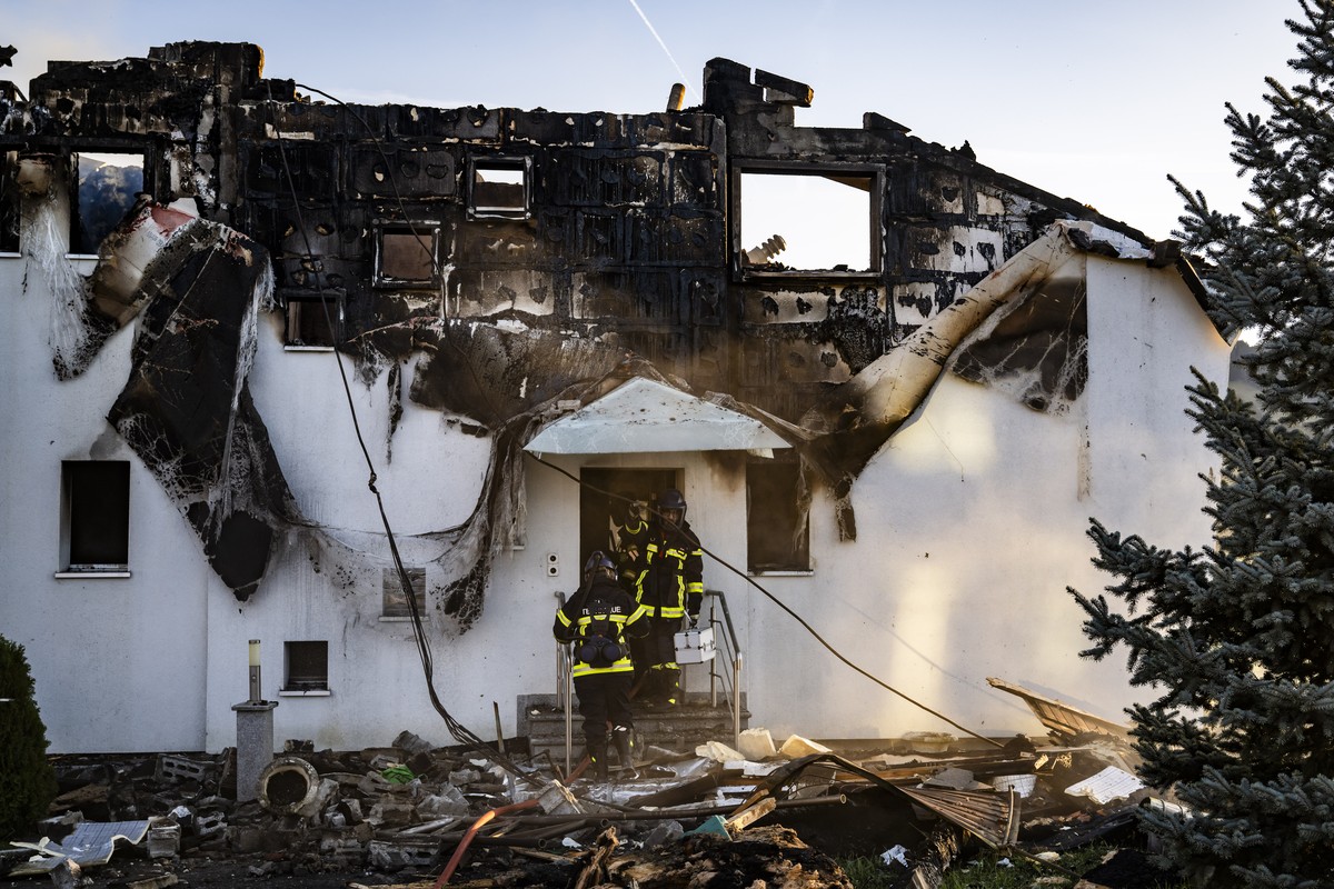 Une vue d'une maison apres un incendie le jeudi 10 avril 2025 a Epagny dans le canton de Fribourg. A Epagny dans le canton de Fribourg, le corps d'une victime a ete retrouve dans une maison  ...