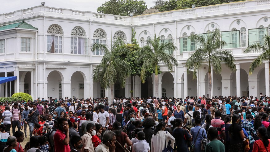 epa10065254 Crowds flock to take a look into the President&#039;s palace in Colombo, Sri Lanka, 11 July 2022, two days after official residences were stormed. Sri Lankan president and prime minister a ...