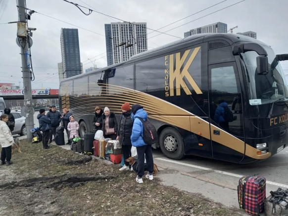 Im Frühling fuhr der Teambus des FC Kolos Frauen und Kinder in Sicherheit.