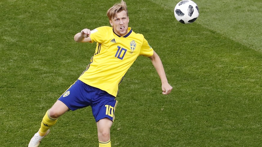 epa06844286 Emil Forsberg of Sweden in action during the FIFA World Cup 2018 group F preliminary round soccer match between Mexico and Sweden in Ekaterinburg, Russia, 27 June 2018.

(RESTRICTIONS AP ...