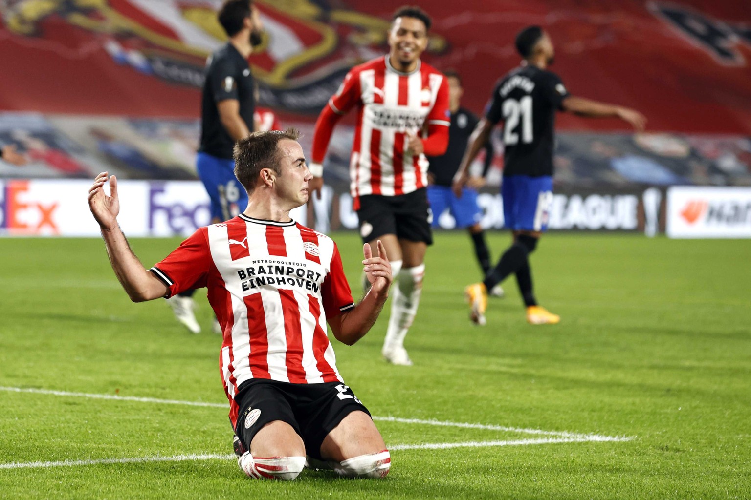 epa08765977 Mario Goetze of PSV Eindhoven celebrates after scoring the 1-0 lead during the UEFA Europa League group E soccer match between PSV Eindhoven and Granada CF in Eindhoven, Netherlands, 22 Oc ...