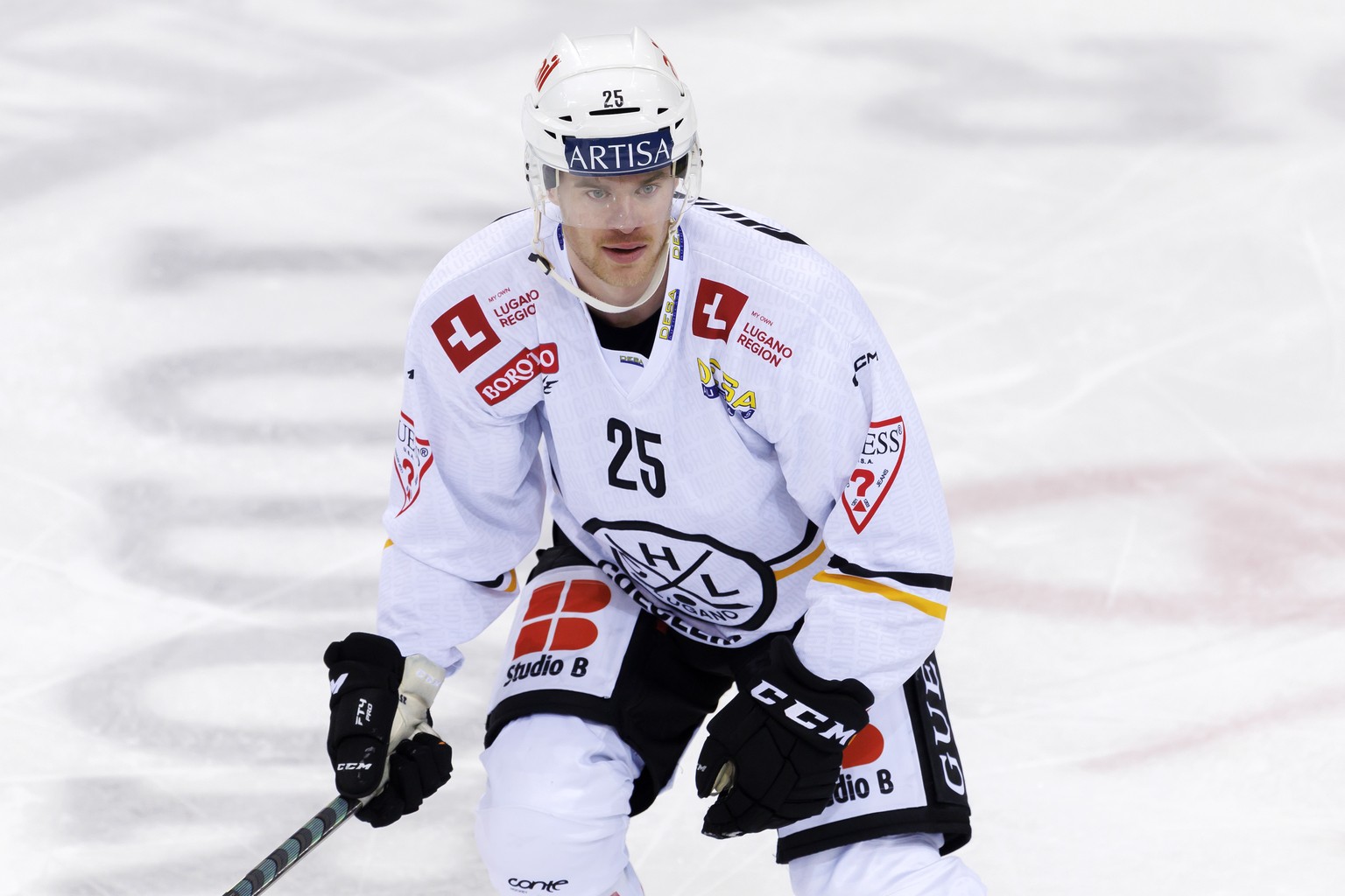 Lugano&#039;s defender Mirco Mueller in action, during a National League regular season game of the Swiss Championship between Geneve-Servette HC and HC Lugano, at the ice stadium Les Vernets, in Gene ...