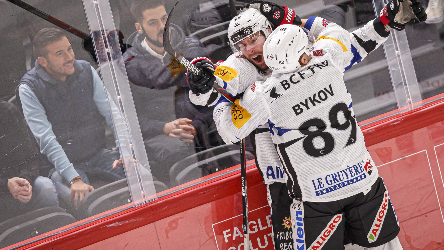 L'attaquant fribourgeois Christopher DiDomenico, gauche, celebre avec l'attaquant fribourgeois Andrei Bykov, droite, apres avoir marque lors de la rencontre du championnat suisse de hockey sur glace d ...