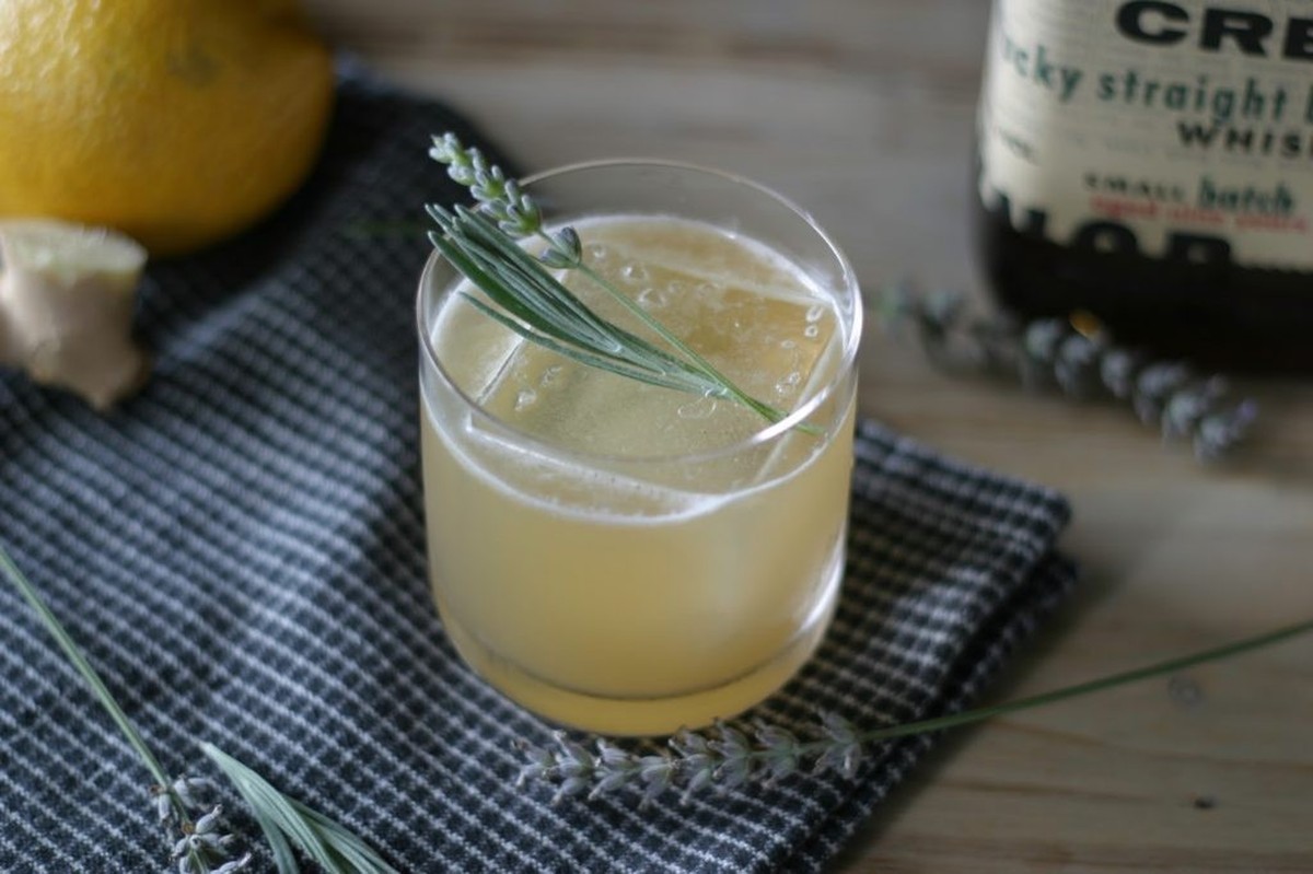 coal miner's daughter trinken drinks alkohol cocktail whisky whiskey lavendel 
http://www.garnishblog.com/2015/08/coal-miners-daughter.html
