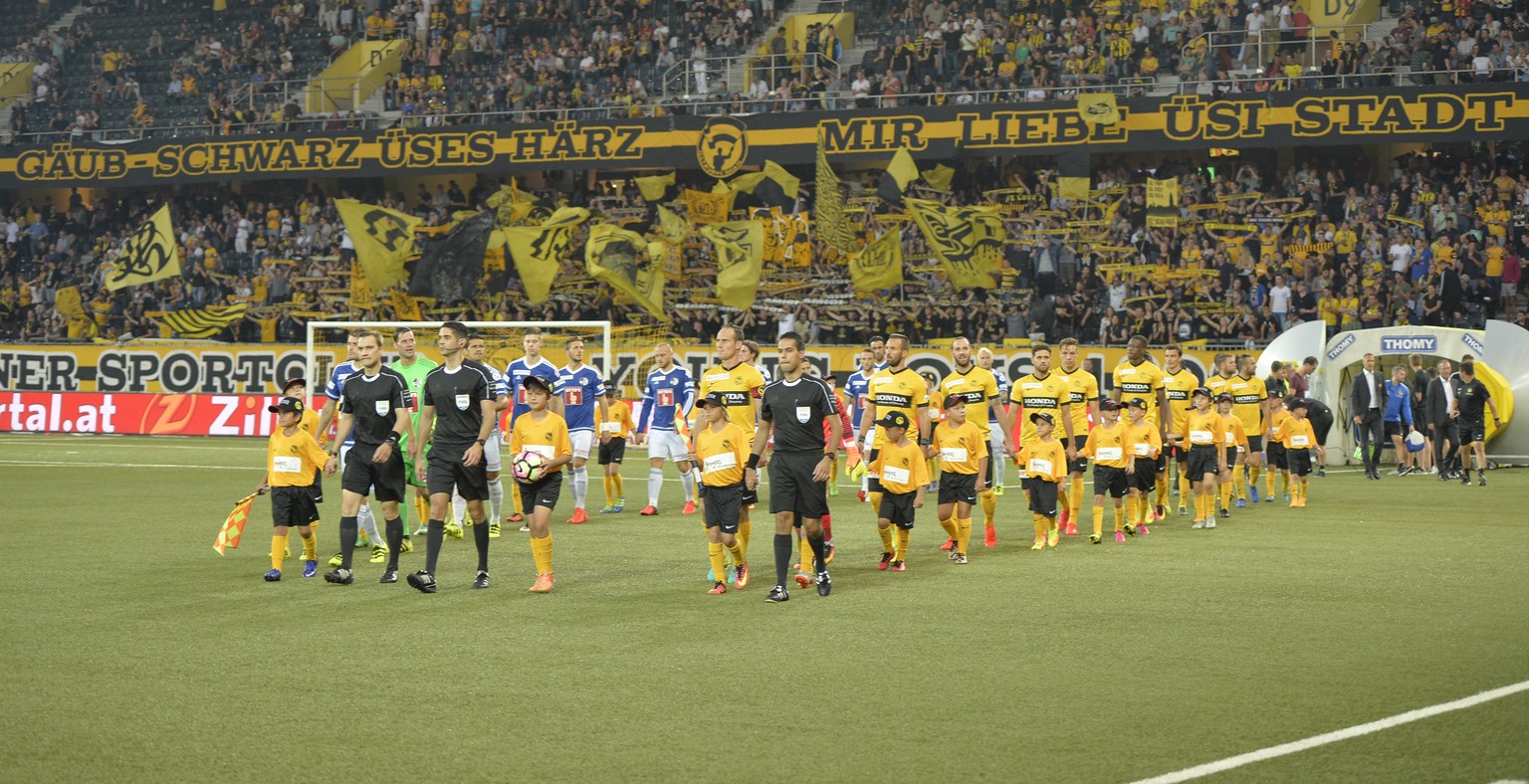 10.09.2016; Bern; Fussball Super League - BSC Young Boys - FC Luzern; Schiedsrichter Adrien Jaccottet führt die Mannschaften auf das Spielfeld (Martin Meienberger/freshfocus)