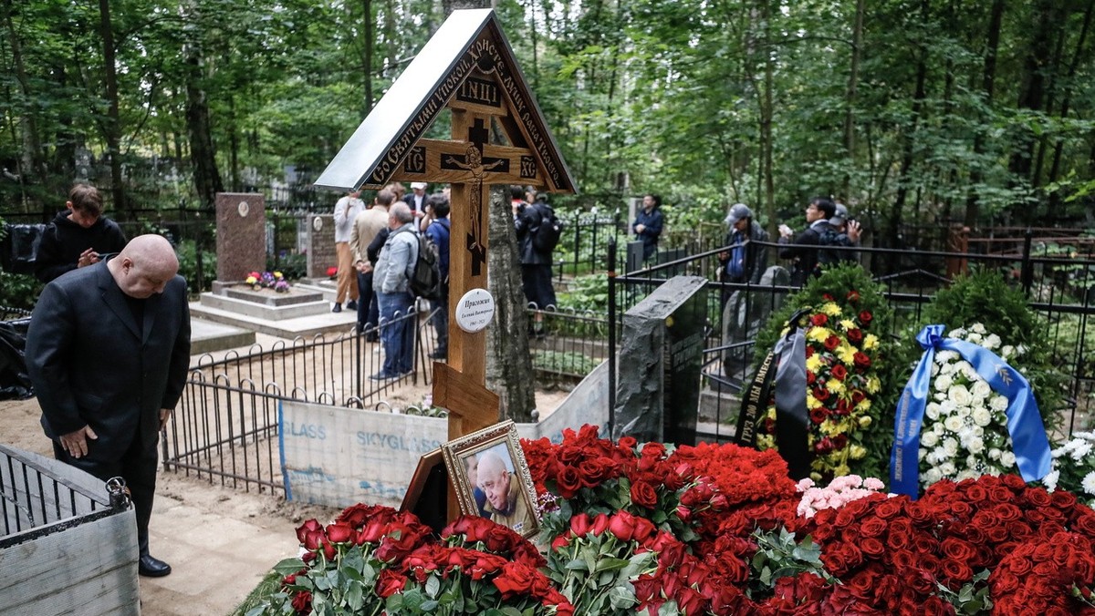 epa10828090 A visitor pays his respects at the grave of PMC Wagner group founder and chief Yevgeny Prigozhin at the Porokhov cemetery in St. Petersburg, Russia, 30 August 2023. Yevgeny Prigozhin was b ...