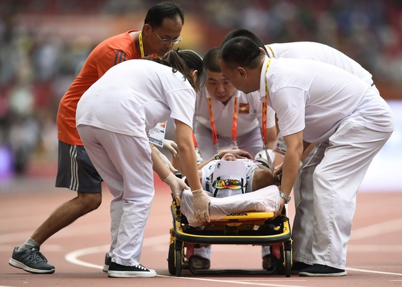 Medical staff help Kim Seongeun of South Korea after she collapsed after finishing the women&#039;s marathon at the 15th IAAF Championships in Beijing, China August 30, 2015. REUTERS/Dylan Martinez