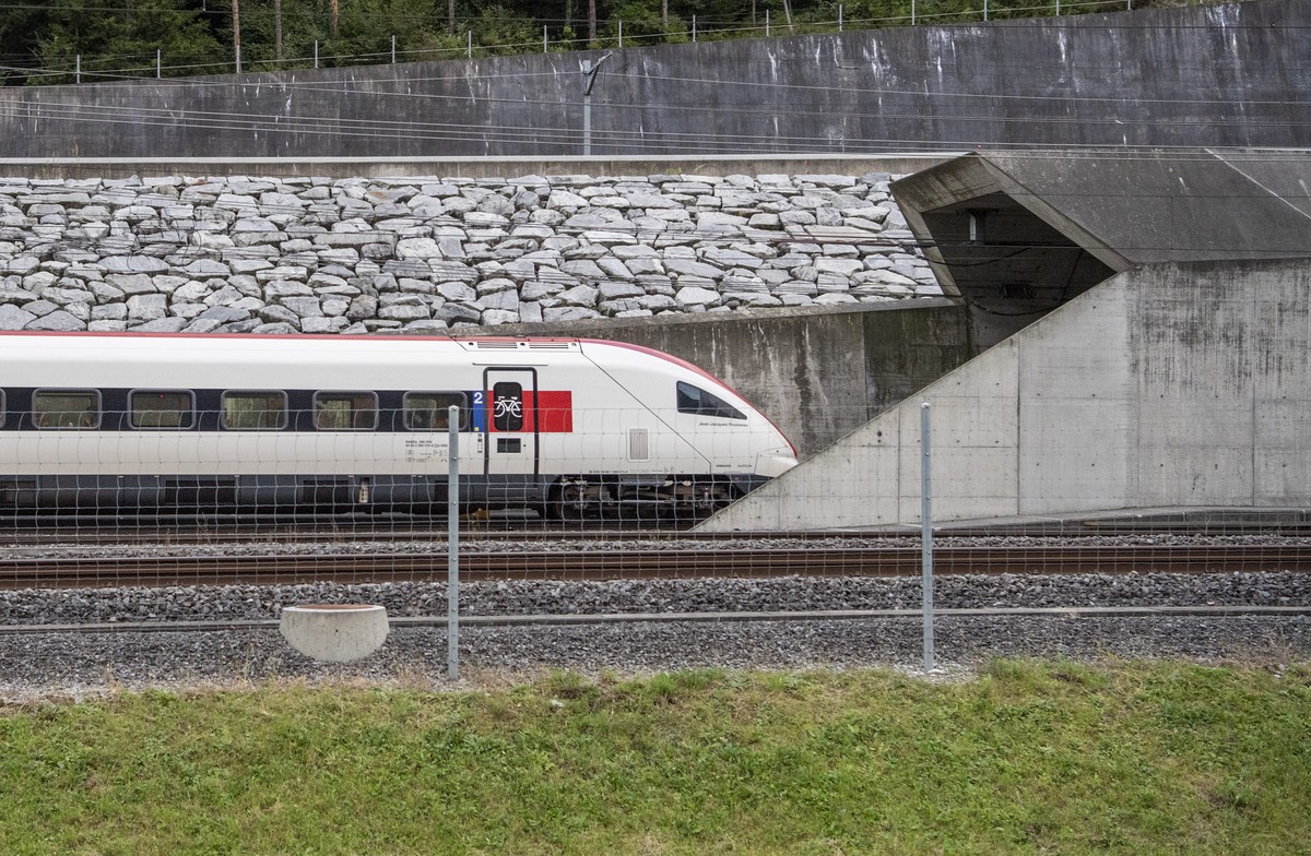 Der erste Personenzug faehrt nach dem Unterbruch durch die Ostroehre in Richtung Sueden in den Gotthard-Basistunnel am Freitag, 29. September 2023 in Erstfeld. Bei der Entgleisung eines Gueterzuges am ...