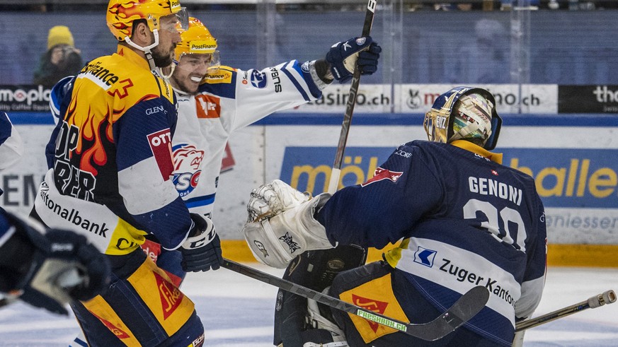 Sven Andrighetto, mitte, vom ZSC feiert das Tor zum 1:1 beim Eishockey Playoff-Finalspiel, Spiel 3, der National League zwischen dem EV Zug und den ZSC Lions am Samstag, 23. April 2022 in Zug. (KEYSTO ...