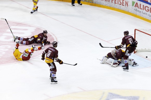 Biel&#039;s forward Yanick Stampfli, left, celebrates his winner goal past Geneve-Servette&#039;s defender Sami Vatanen #45, Geneve-Servette&#039;s forward Marc-Antoine Pouliot #78, Geneve-Servette&#0 ...