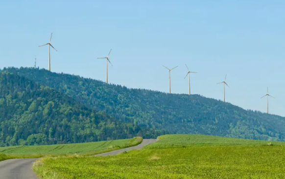 So soll der neue Windpark auf der Jurakette schlussendlich aussehen.