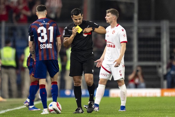 Schiedsrichter Fedayi San, mitte, zeigt Fabio Fehr (FCT), rechts, die gelb-rote Karte bei dem Spiel der Fussball Super League zwischen dem FC Basel (FCB) und dem FC Thun (FCT) am Samstag, 2. Mai 2026  ...