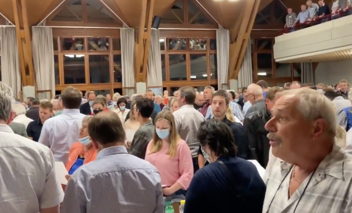 SVP-Delegierte singen und jodeln an der DV in Belp. Die meisten ohne Maske.