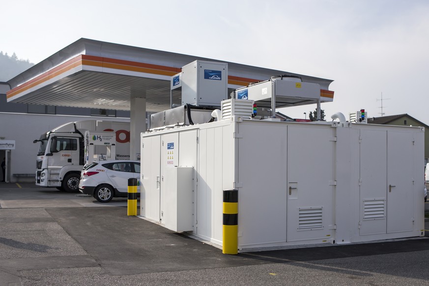 Eroeffnung der ersten Wasserstofftankstelle der Schweiz am Freitag, 4. November 2016, in Hunzenschwil. Die erste oeffentliche Wasserstoff-Tankstelle der Schweiz steht im aargauischen Hunzenschwil. Die ...