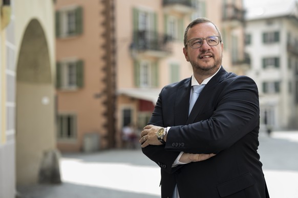 Portrait von Nationalrat Philipp Matthias Bregy, Mitte-VS, am Montag, 9. Juni 2025 in der Altstadt von Brig. Die Delegiertenversammlung der Mitte waehlt am 28. Juni den neuen Praesidenten der Mitte Sc ...