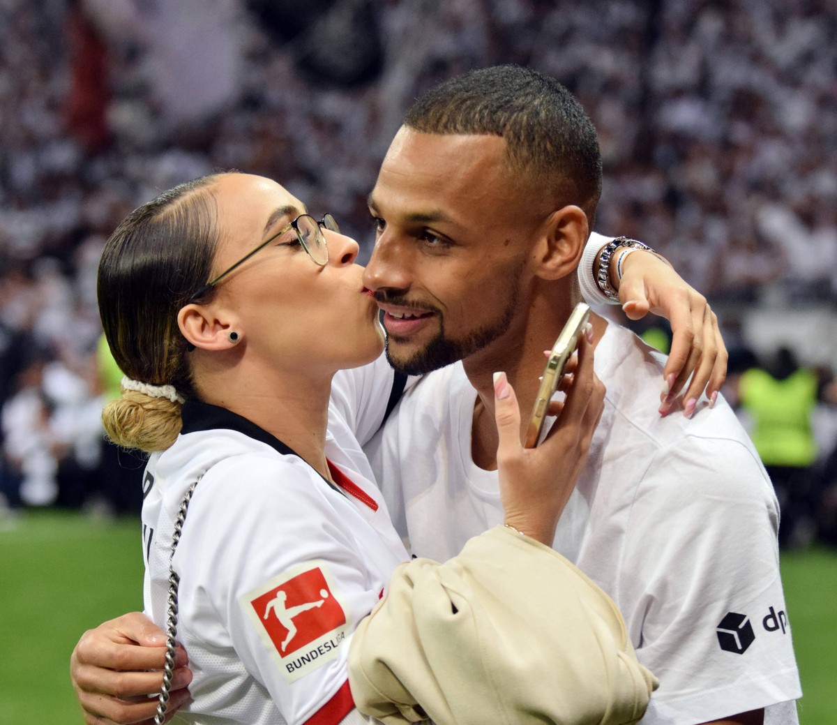 Djibril Sow feiert nach dem Schlusspfiff mit seiner Freundin.
