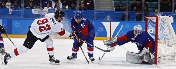 epa06535298 Gaetan Hass (L) of Switzerland takes a shot against Matt Dalton (R) and Don Ku Lee (C) of Republic of Korea during the men&#039;s preliminary round match between South Korea and Switzerlan ...