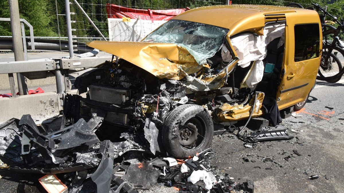 F-nf-Verletzte-und-ein-abgebrochenes-Velorennen-nach-Autounfall
