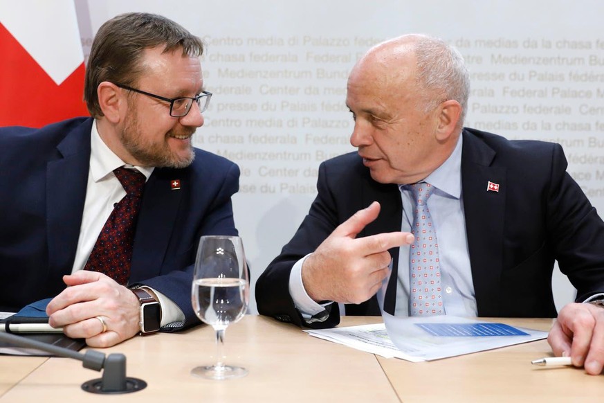 Zolldirektor Christian Bock (links) kann auf die Unterstützung seines Chefs Ueli Maurer zählen.