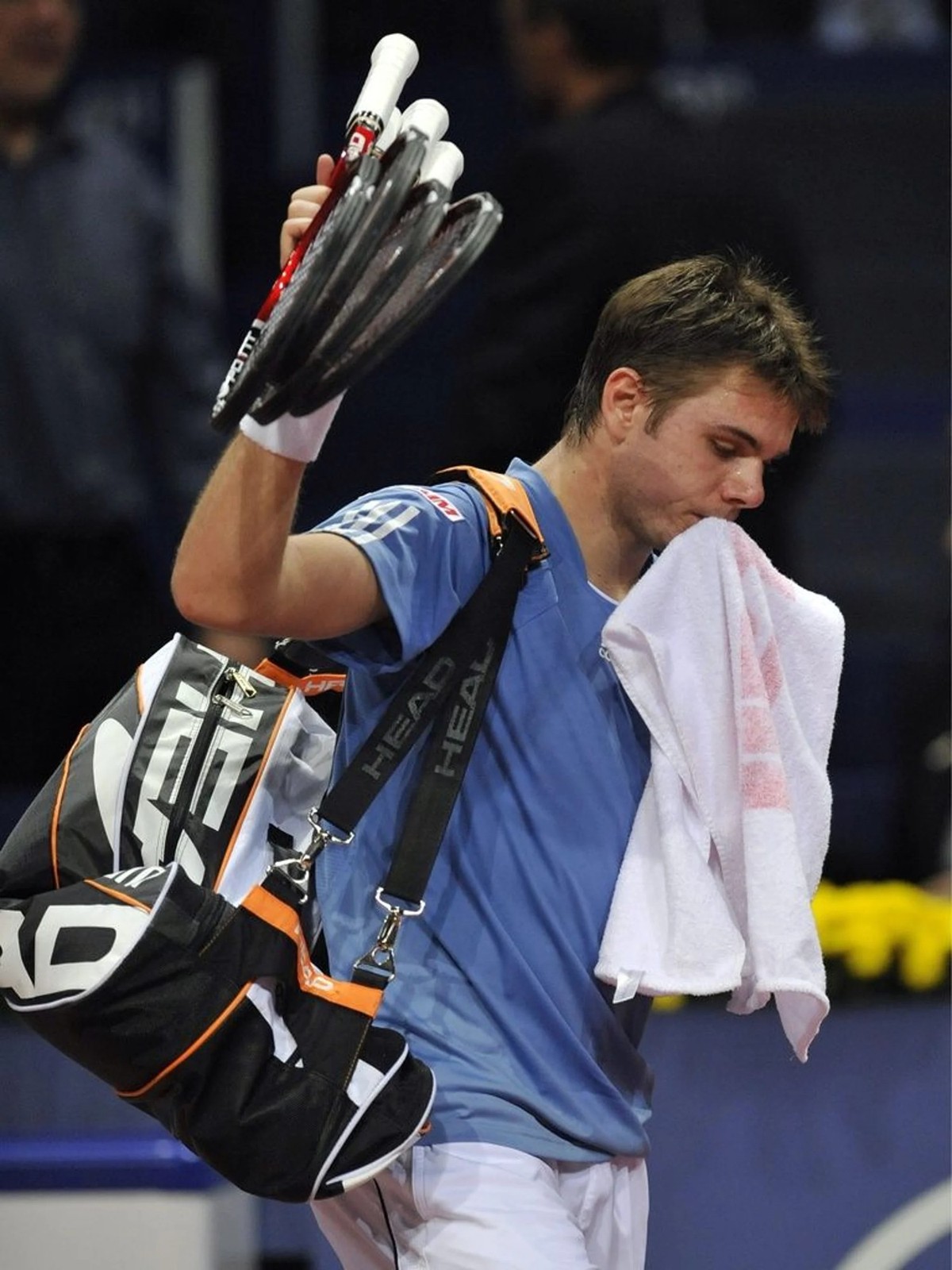Déçu par cette défaite inattendue dès le premier tour, Stan Wawrinka quitte les lieux.