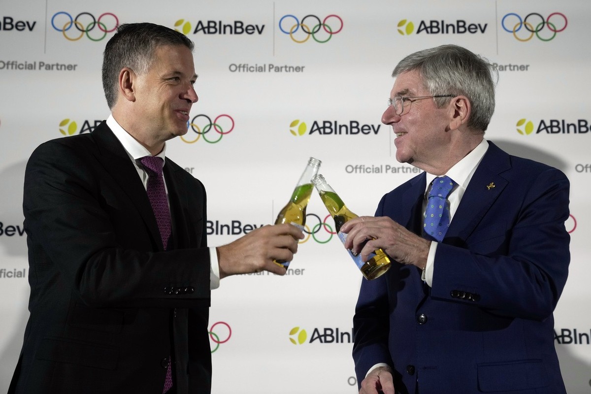 Thomas Bach (à droite), le jour de l'annonce d'un partenariat controversé entre le CIO et un brasseur. AB InBev, numéro un mondial de la bière, est aujourd'hui membre du programme TOP, comme l'était a ...
