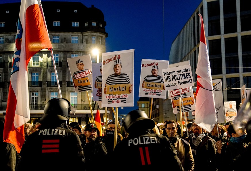 epaselect epa08805322 Protesters face riot police during a protest against coronavirus restrictions, in Leipzig, Germany, 07 November 2020. The protests organized by the Third Position movement &#039; ...