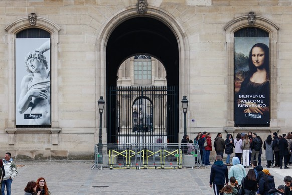 KEYPIX - epa12464607 The south-east facade of the Louvre museum is seen closed at Quai Fran�ois-Mitterrand, after a robbery of Louvre museum, in Paris, France, 19 October 2025. The Louvre Museum was t ...