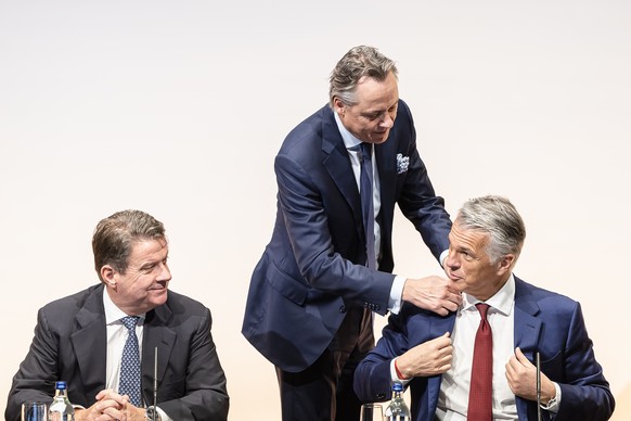 Newly appointed Group Chief Executive Officer of Swiss Bank UBS Sergio P. Ermotti, right, outgoing CEO and newly appointed advisor Ralph Hamers, center, and UBS Chairman Colm Kelleher, left, prepare f ...