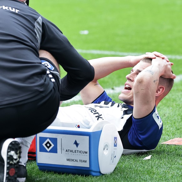 epa12899015 Miro Muheim of Hamburg is injured during the German Bundesliga soccer match between Werder Bremen and Hamburger SV in Bremen, Germany, 18 April 2026. EPA/FRIEDEMANN VOGEL CONDITIONS - ATTE ...