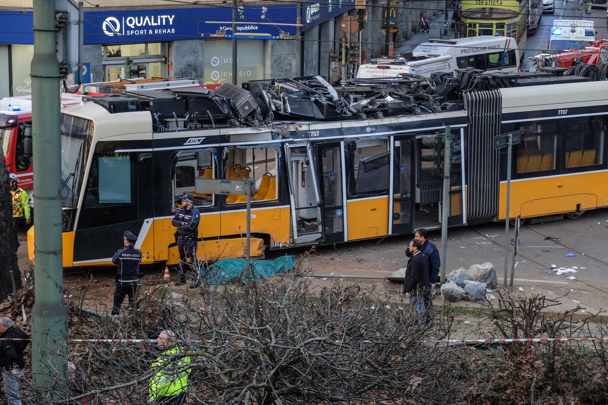 epa12781995 Emergency services at the site of an accident after a tram derailed in Milan's Porta Venezia area, in Milan, Italy, 27 February 2026. One person was killed and almost 40 are injured a ...