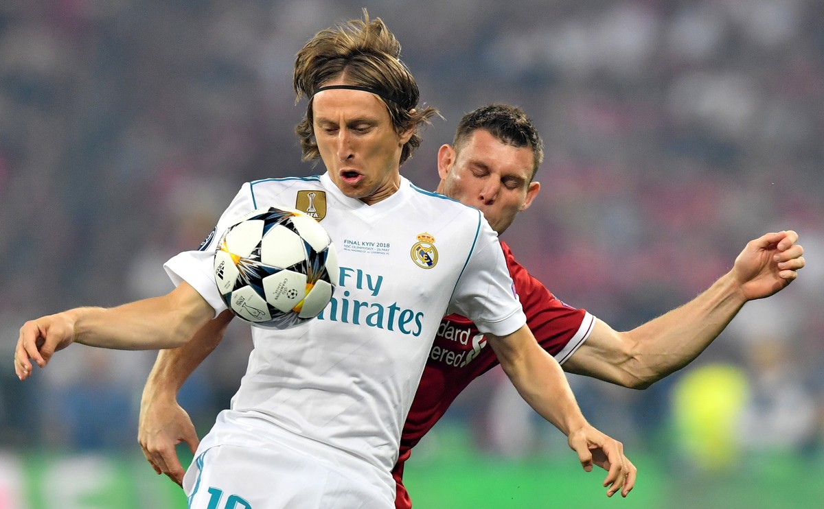 epa06765453 Real Madrid's Luka Modric (front) and James Milner of Liverpool FC in action during the UEFA Champions League final between Real Madrid and Liverpool FC at the NSC Olimpiyskiy stadium ...