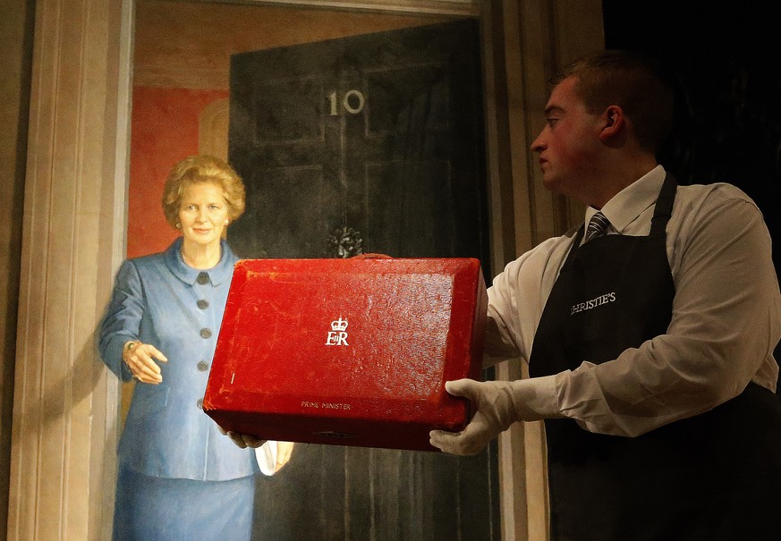 Thatchers Koffer vor einem Bild Thatchers.