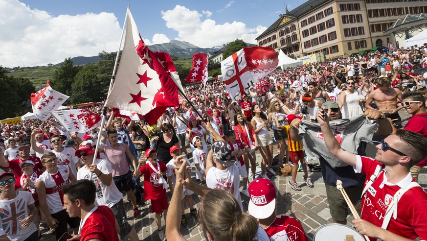 FC Sion fans reagissent devant l&#039;ecran geant en regardant le match de football de la Finale de la Coupe de Suisse entre FC Basel et FC Sion lors du public viewing sur la Place de la Planta ce dim ...