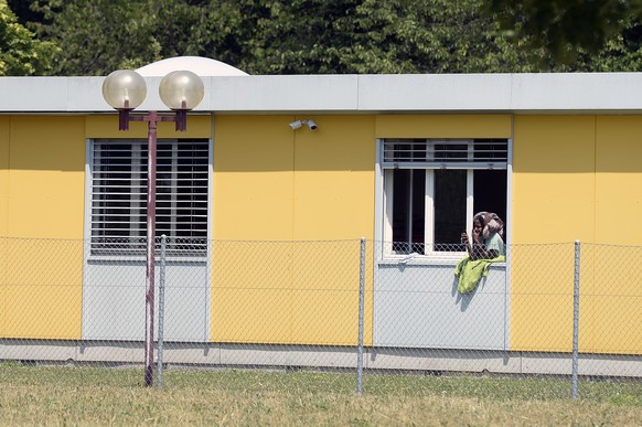 Asyl-Durchgangszentrum in Embrach, aufgenommen am Dienstag, 7. Juli 2015. Die Gemeinde Embrach noerdlich des Zuercher Flughafens betreibt ein Durchgangszentrum mit 380 Plaetzen. Im Rahmen der Neustruk ...