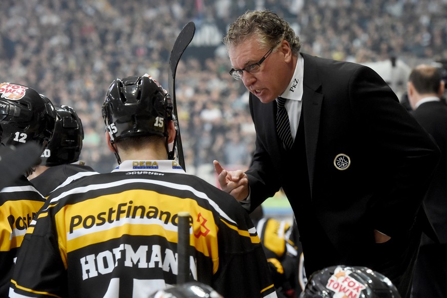 Lugano Trainer Doug Shedden instruiert seine Spieler beim fuenften Eishockey Playoff-Finalspiel der National League A zwischen dem HC Lugano und dem SC Bern am Dienstag, 12. April 2016, in der Resega  ...