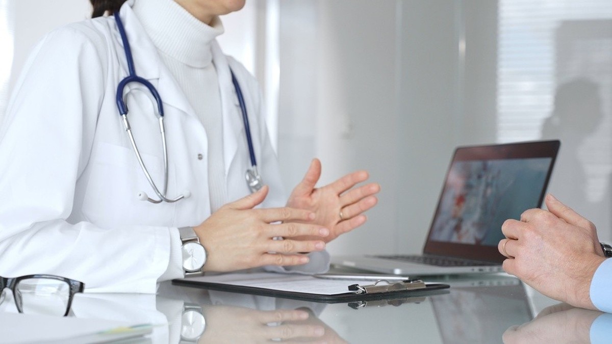 Après un scandale de vaccins Covid périmés, les autorités du canton de Schwyz ont interdit à une médecin d’exercer. Mais elle pratique désormais à Bienne... sous un autre nom. (Image d’illustration)