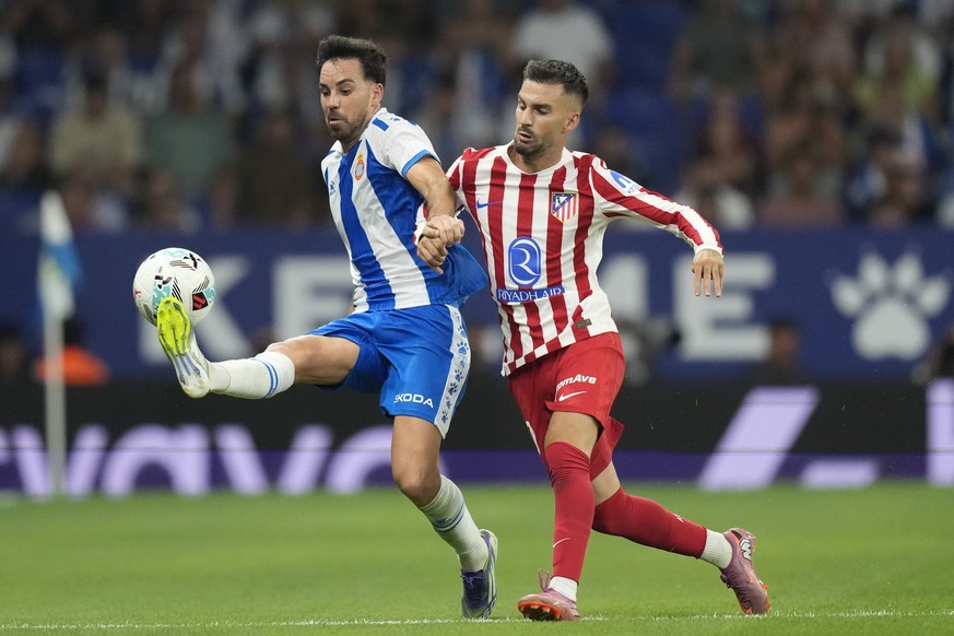 epa12307348 Atletico Madrid&#039;s Alex Baena (R) and Espanyol&#039;s Edu Exposito in action during the Spanish LaLiga soccer match between RCD Espanyol and Atletico Madrid, in Barcelona, Spain, 17 Au ...