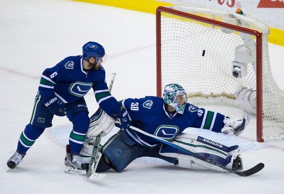 Auch für die Vancouver Canucks mit Yannick Weber (l.) und Torhüter Ryan Miller gibt es dieses Jahr keine Playoff-Spiele.