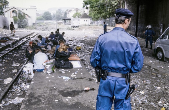 ARCHIV � ZUR DROGEN POLITIK DER STADT ZUERICH MIT DEM VIER-SAEULEN-MODELL, STELLEN WIR IHNEN FOLGENDES ARCHIV-BILDMATERIAL ZUR SCHLIESSUNG DES LETTEN ZUR VERFUEGUNG - The drug scene at the the old tra ...