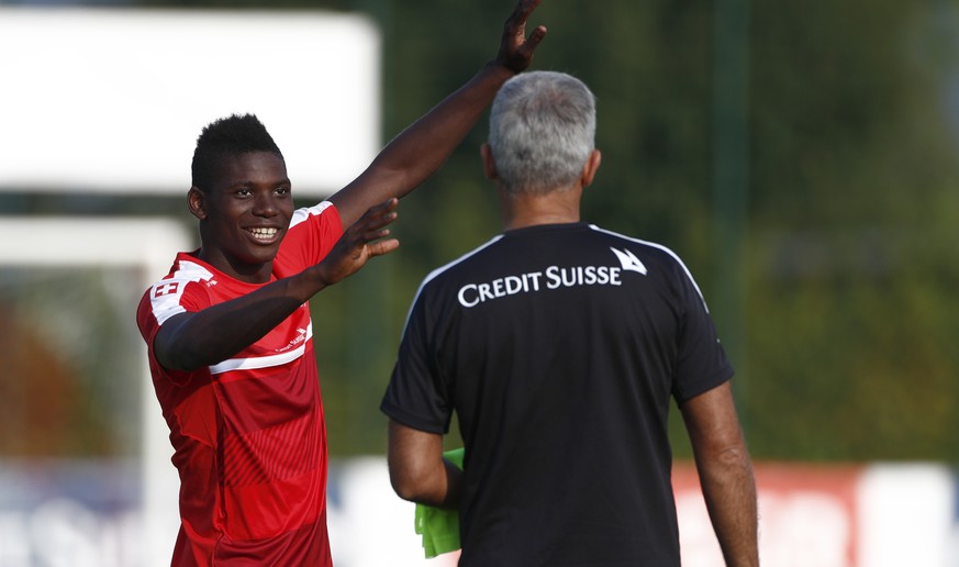 01.09.2016; Rapperswil; Fussball WM Quali - Training Schweiz; Breel Embolo (L) und Trainer Vladimir Petkovic (R, SUI) (Marc Schumacher/freshfocus)