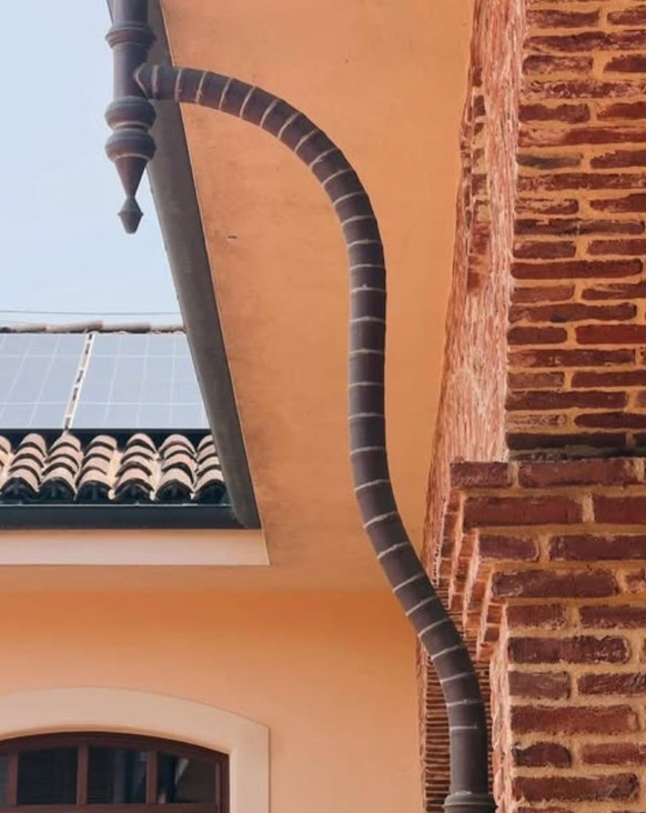 Sexy gutters - sexy Dachrinnen 
https://www.instagram.com/sexygutters/