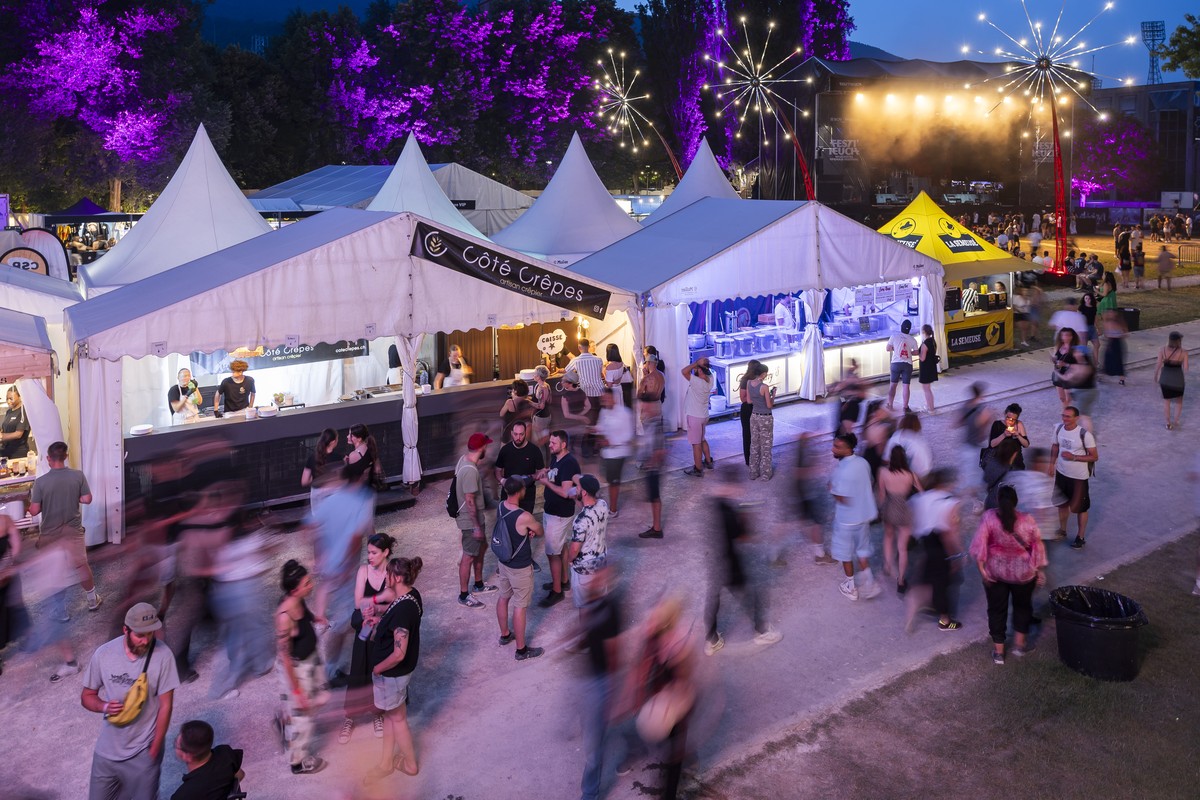 Des personnes profitent de l'ambiance au bord du lac lors du festival openair Festi'Neuch ce samedi 14 juin 2025 a Neuchatel. Festi'neuch, Neuchatel openair festival, est un festival de ...