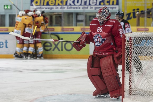 Enttaeuschung bei Rapperswils Goalie Melvin Nyffeler nach dem kassierten Tor zum 2:1 im Eishockey Meisterschaftsspiel der National League zwischen dem SC Rapperswil-Jona Lakers und den SCL Tigers, am  ...