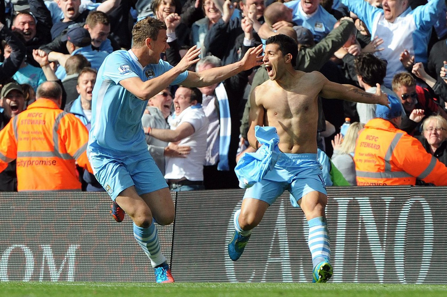epa03217905 Manchester City&#039;s Sergio Aguero celebrates scoring the winning goal during the English Premier League soccer match at Etihad Stadium Manchester, Britain, 13 May 2012. ..DataCo terms a ...