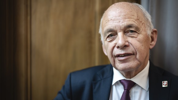 Alt Bundesrat Ueli Maurer posiert fuer ein Portrait, anlaesslich einer Medienkonferenz zur Gruendung des "Leonhard-Kreis" als Verein, am Montag, 27. Oktober 2025 in Zuerich. (KEYSTONE/Michae ...