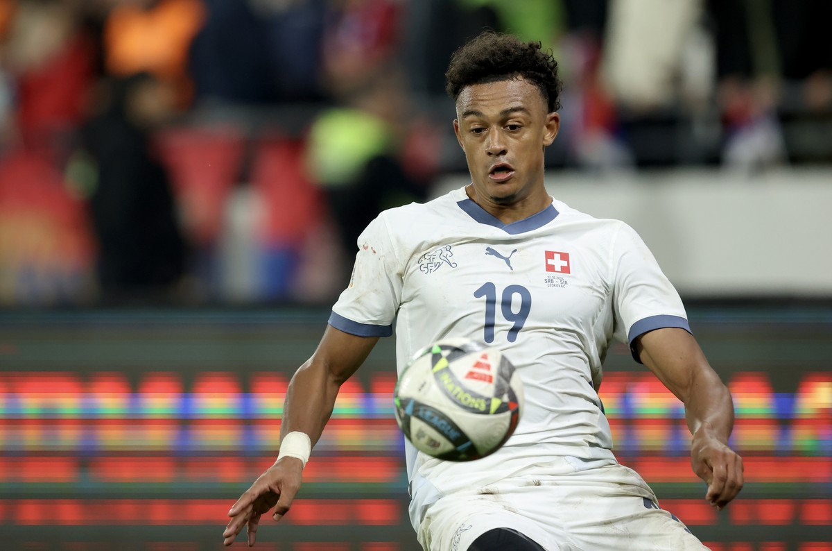 epa11656518 Switzerland's Dan Ndoye in action during the UEFA Nations League group A soccer match between Serbia and Switzerland in Leskovac, Serbia, 12 October 2024. EPA/ANDREJ CUKIC